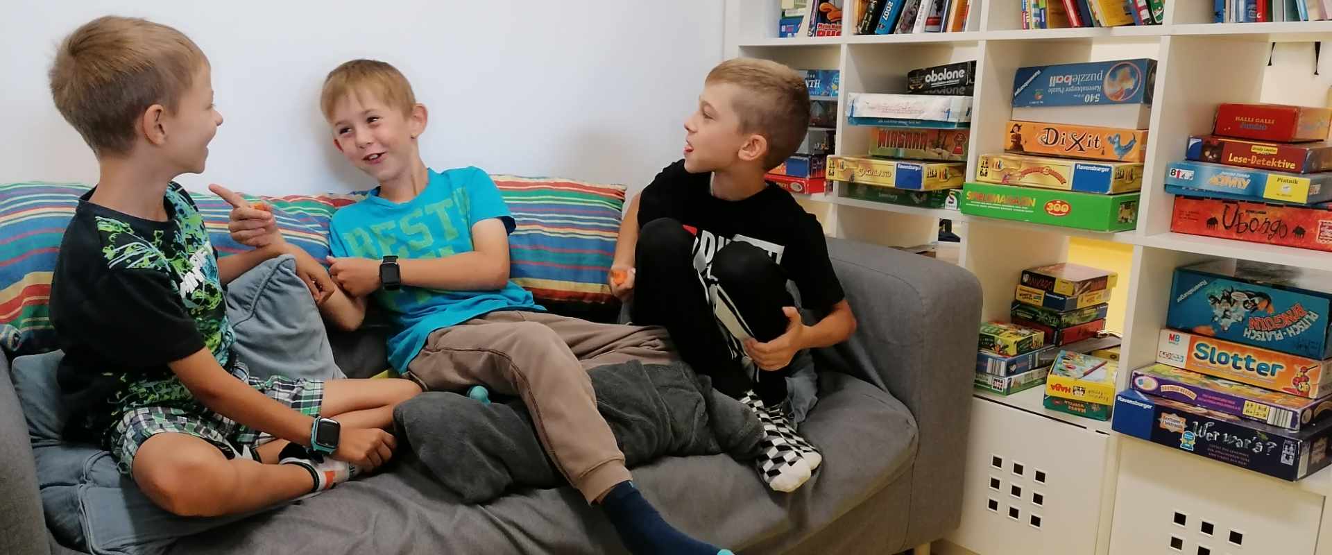 Drei Jungs beim Diskutieren auf der Couch