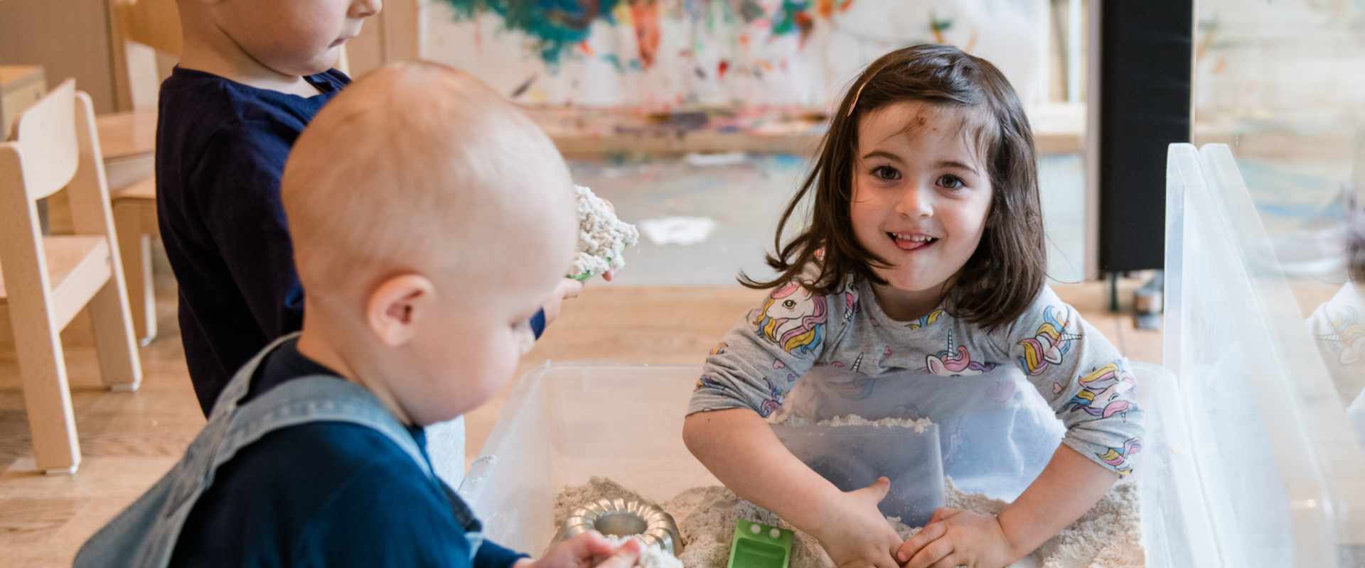 Kinder beim Modellieren mit Sand